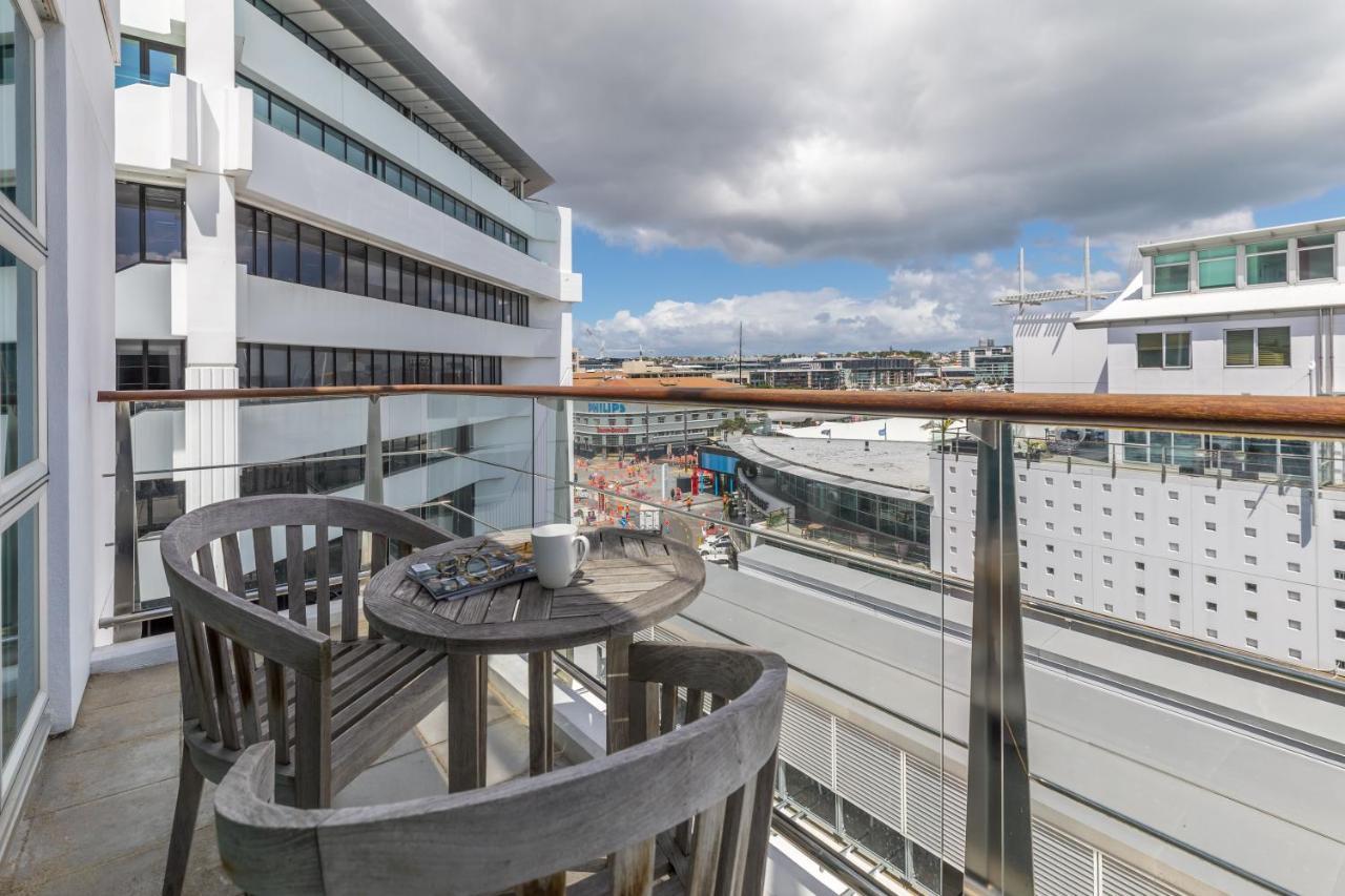 Stunning Waterfront Location With Huge Balcony! Lägenhet Auckland Exteriör bild